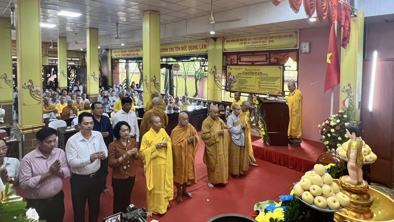 Lãnh đạo Huyện ủy, HĐND, UBND, UBMTQVN Huyện Tham dự lễ Phật Đản